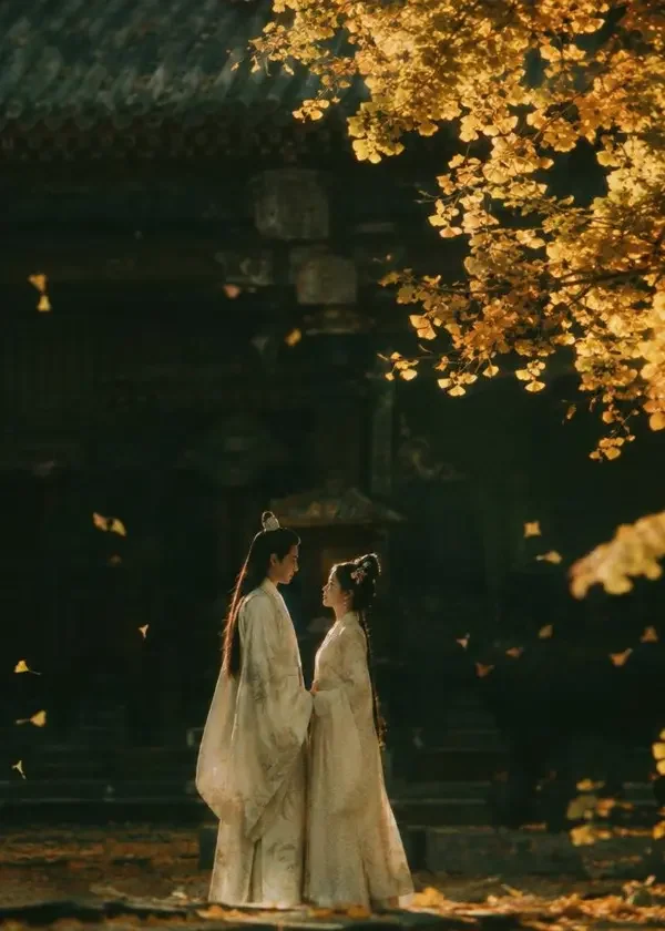 短剧《相逢与君：满城银杏落尽时》复古胶片海报，银杏纷落中的古代恋人